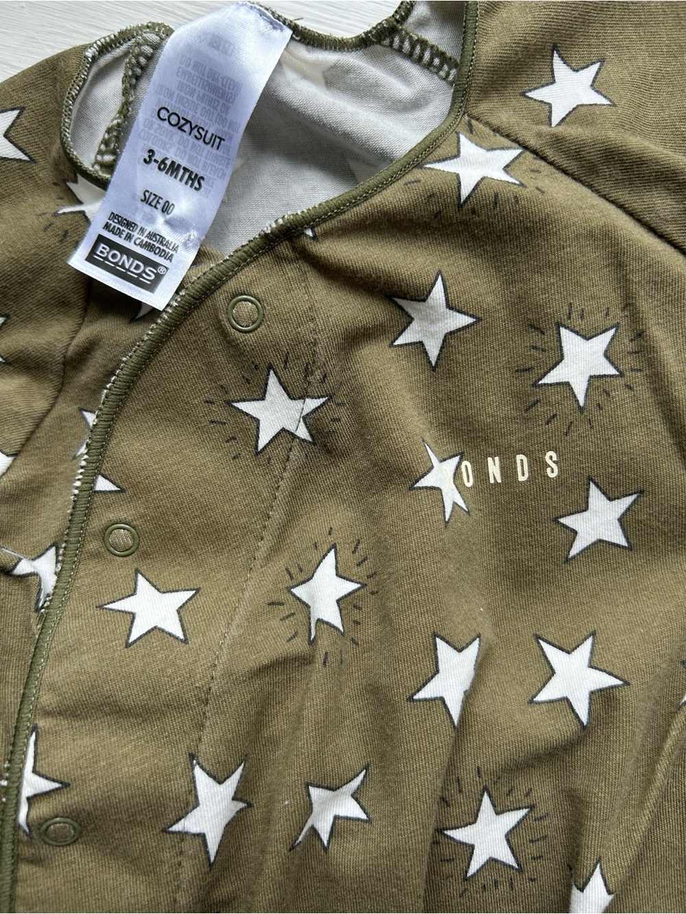 BONDS Cozysuit in Olive Green Star Print 
Size 3-6M - Picture 3 of 4